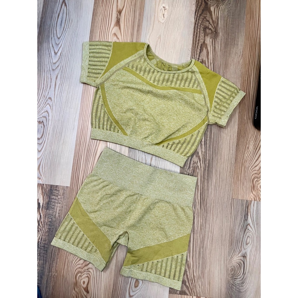 Seamless S/M Activewear Workout Set Olive Green Crop Top and Biker Shorts